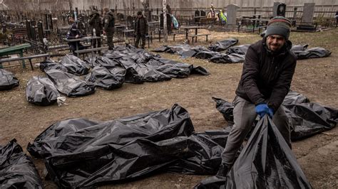 fake dead body in a bag ukraine|Clip shows protesters in Austria, not Ukrainian crisis actor.